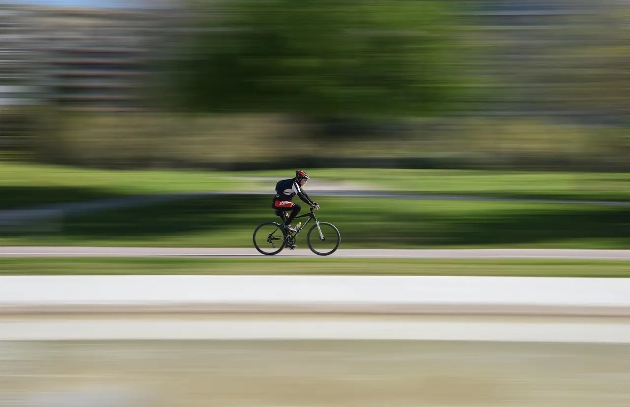 Cykelrytter i bevægelse