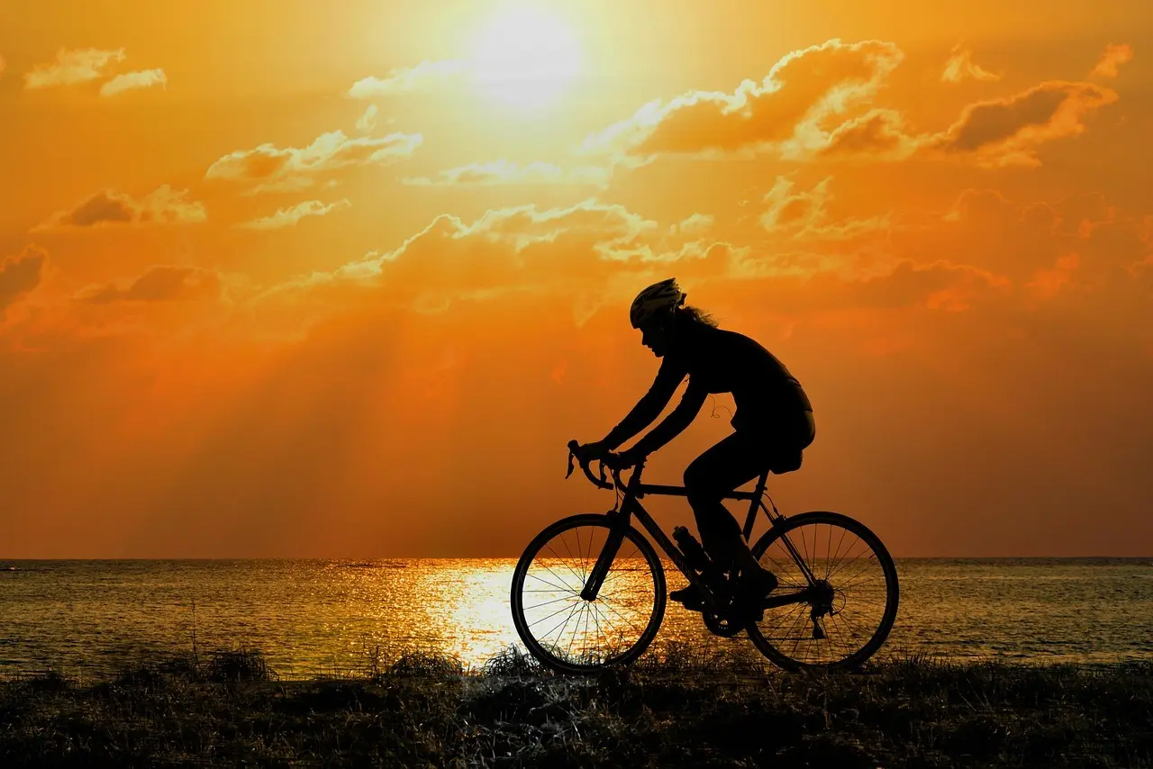 Cyklist i silhuet ved solnedgang