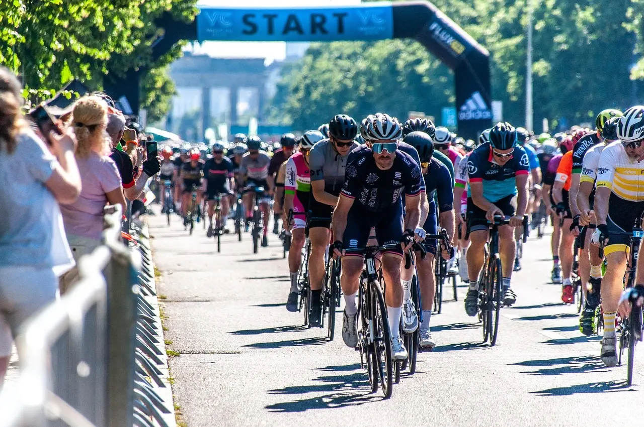 Startlinje med cykelryttere og tilskuere