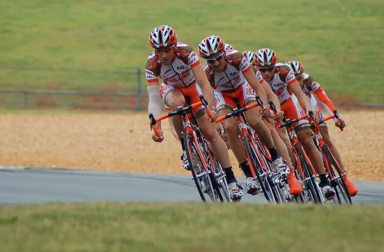 Gruppe cykelryttere i tæt formation